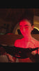 Mujer utilizando terapia de luz roja para bienestar y recuperación en casa.