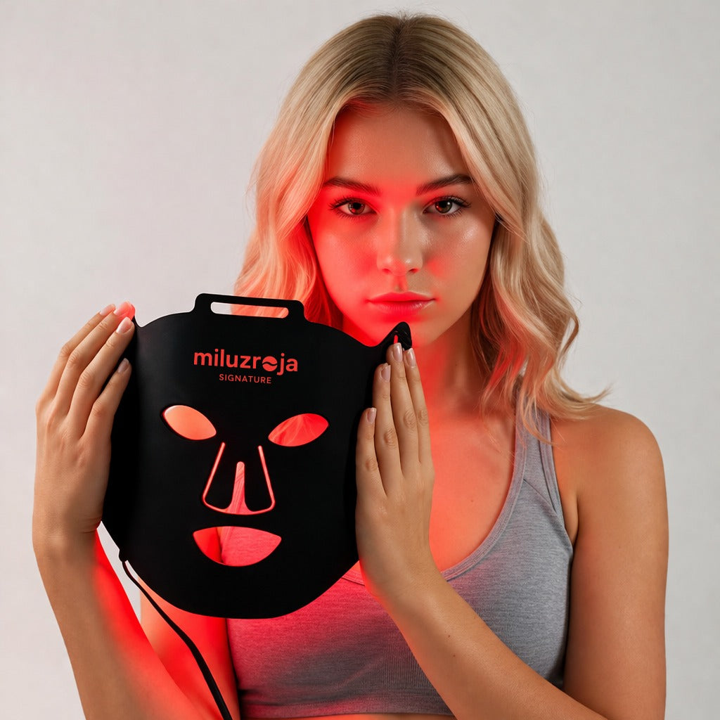 Mujer utilizando máscara LED de terapia de luz roja Mi Luz Roja para cuidado facial y bienestar.